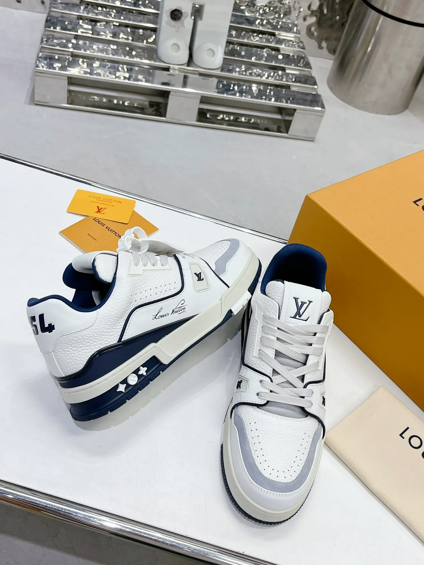 👟👟Ex-factory price 840👟👟 Women's Shoes Factory LV top version 2023 new model Purchasing quality LV~Louis Vuitton Lv TRAINER's best-looking sneakers, Donkey Brand strongly promotes new products, official website limited edition retro basketball sneakers! Both high-cut and low-cut products cost money to purchase an accurate 1:1 replica of the original version. The details are invincible and full of sincerity. The imported and customized original cowhide leather is the same as the original version. The details are 100% restored. The private model customizes the original one-piece T👟👟 ex-factory price U outsole. It is different from other brands. Without the original version, this effect cannot be achieved!    Men's and women's models 35-40 39-45 (45 and 46 are customized and cannot be returned or exchanged)